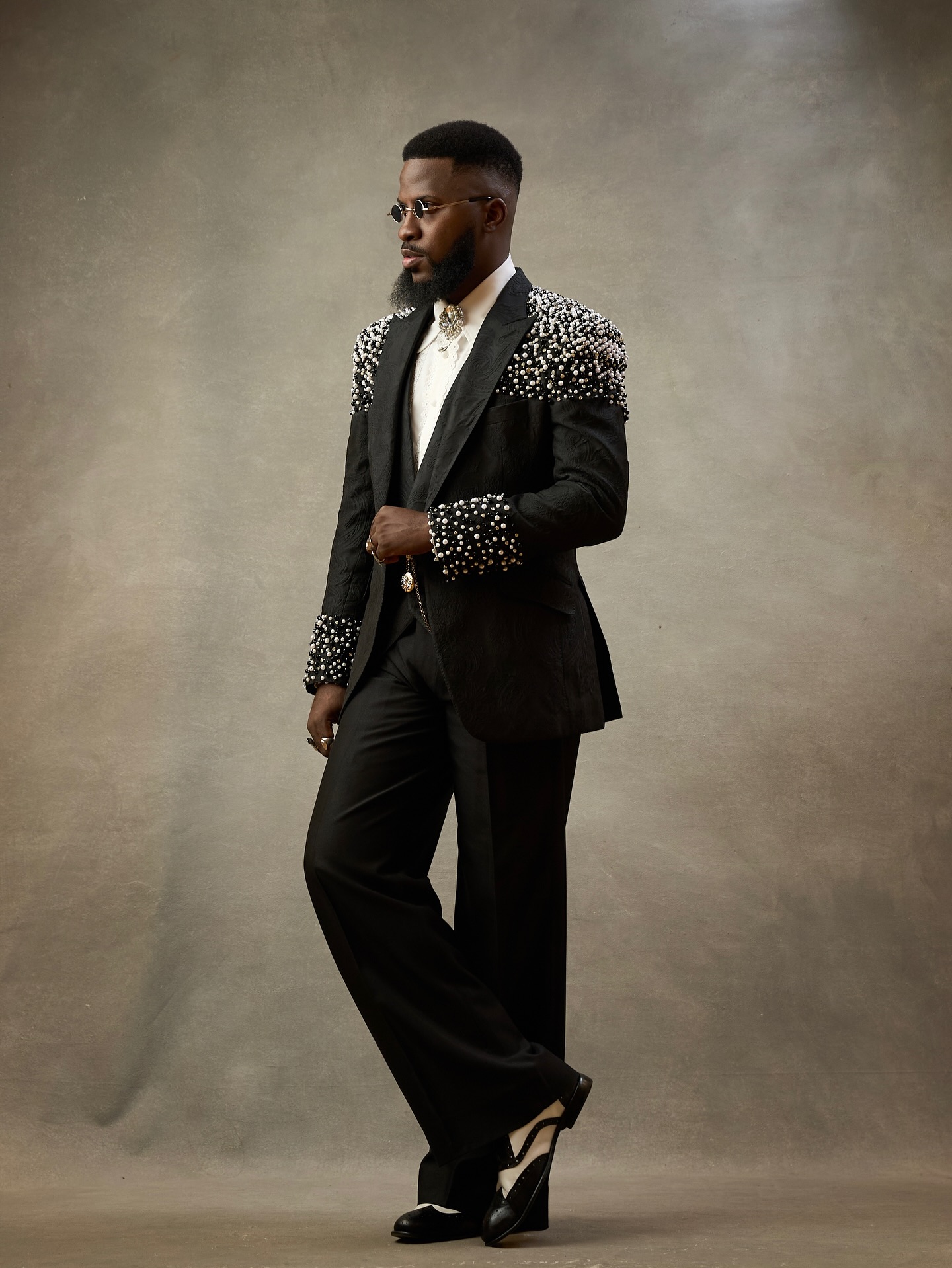 Elegant Men Suits 2 Pieces Shawl Lapel Blazer Pearls Rhinestone Tailor-Made Beaded Jacquard Jacket One Button Customized Coat Pants Plus Size