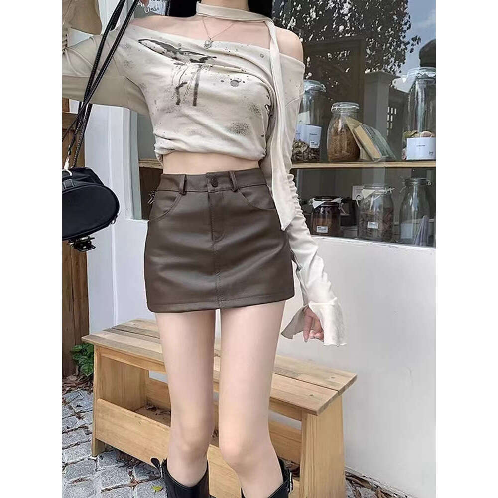 Sweet and cool hot girl PU leather mini skirt spring style, for petite women, high-waisted, bodycon, A-line, ultra-short skirt, XS size, makes you loo