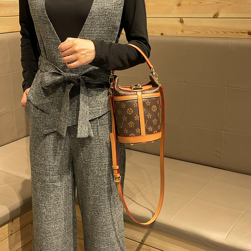Advanced Old Flower Bucket Bag 2026 New Versatile Cross Shoulder Dumpling Bag Large Capacity Single Shoulder Underarm Bag Letter Bag