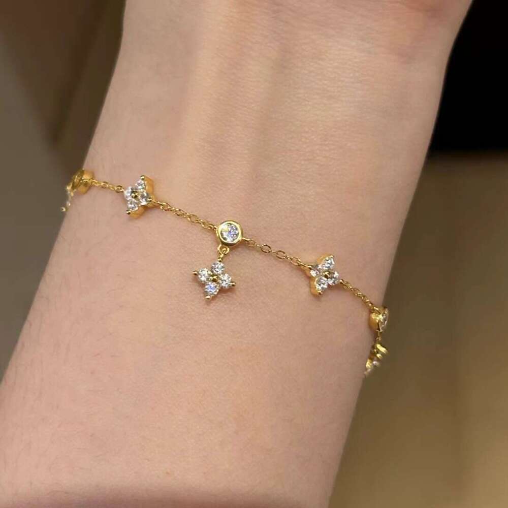 Women Jewelry Bracelets Charm Bracelets Sparkling Diamond Clover Fashion Niche Designer Elegant Exquisite Bracelet