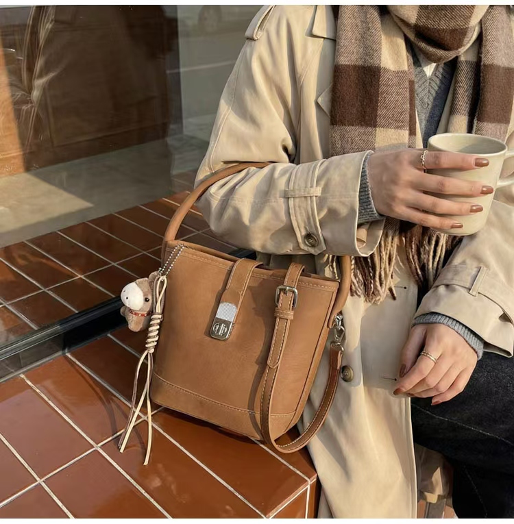 New luxury and niche bucket bag - single shoulder strap, versatile and fashionable, women's bag
