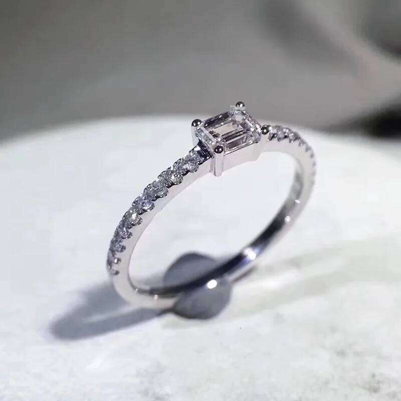 Huitan Fashion Design Women Finger-ring with Dazzling Cubic Zirconia Stone Exquisite Thin Rings Bride Wedding Party Chic Jewelry H260312