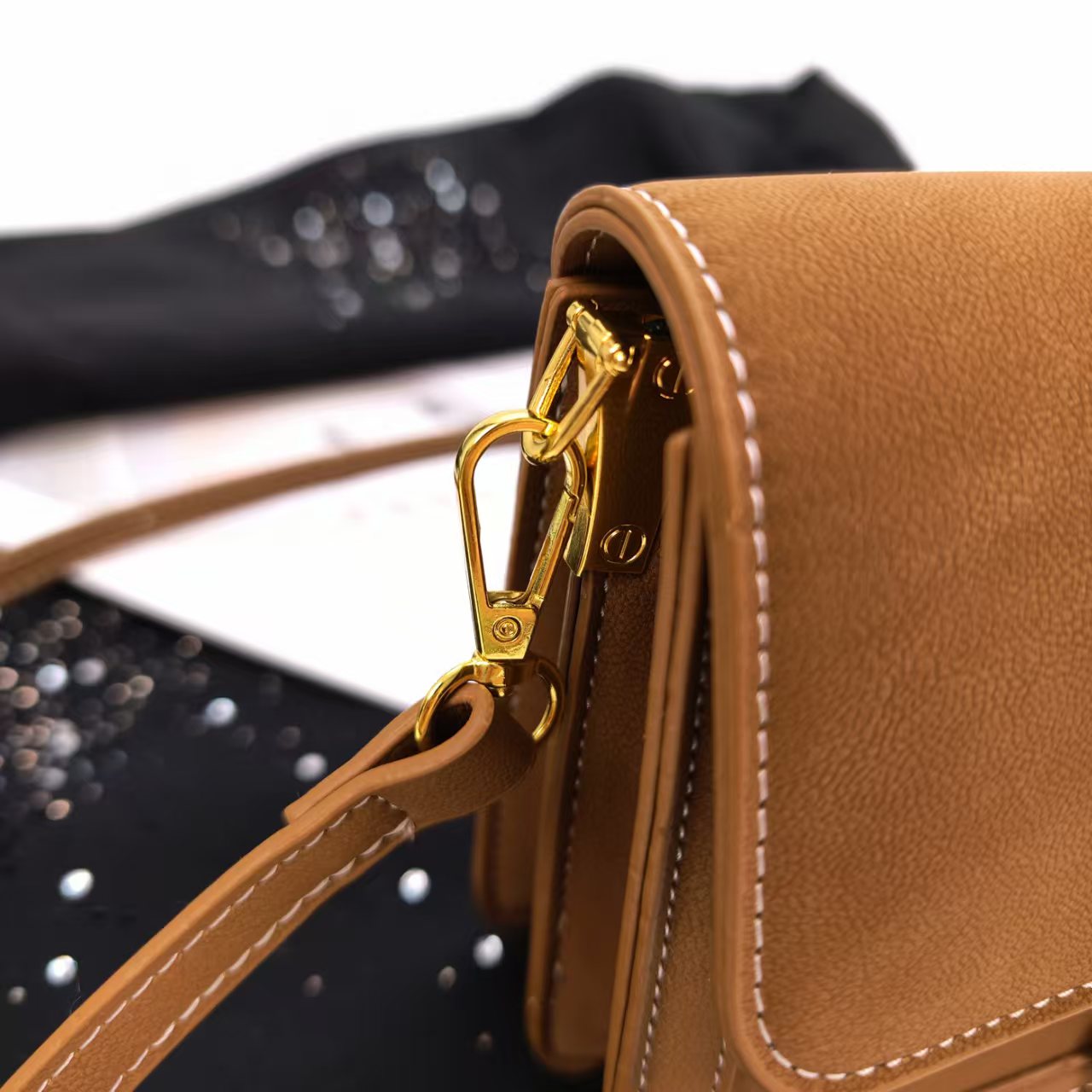 Chic Casual Accessory: Modern Womens Tote with Adjustable Strap