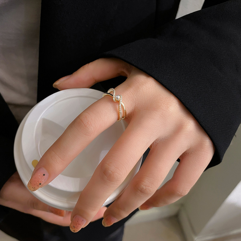 Cross-shaped faux pearl for women, unique design, index finger ring, fashionable and stylish open ring