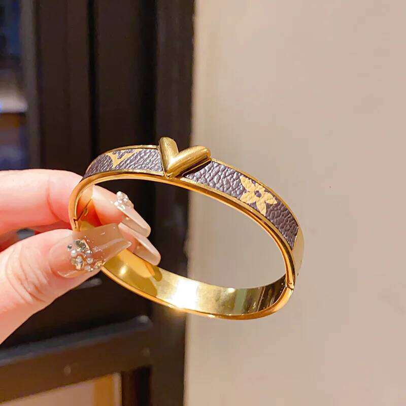 Retro Stainless Steel Leather Flower Letter V Buckle Bracelet Simple Fashion Niche High End Feeling Hand Jewelry - view 5