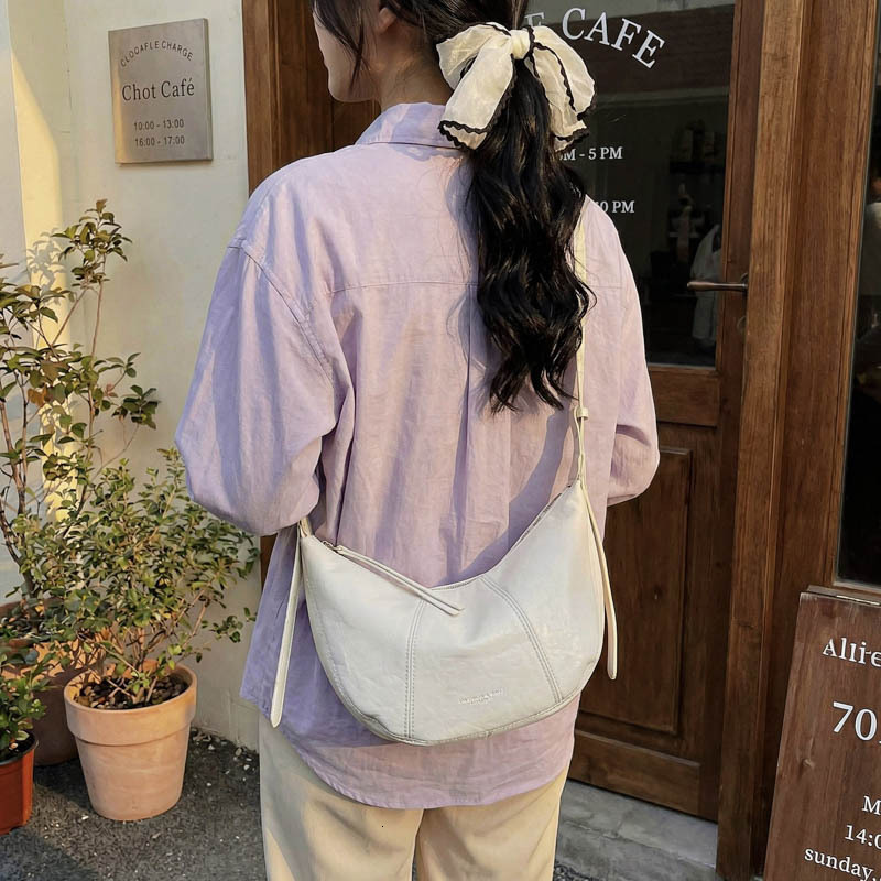 Large capacity women's luxury handbag, new casual crossbody bag, fashionable texture, niche commuting leisure dumpling bag, designer bag