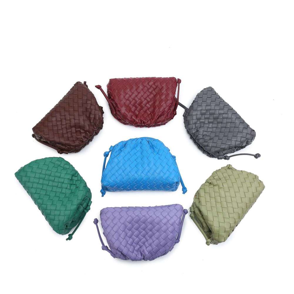 Cross-border large quantities of ready-made woven cloud new single-shoulder clip bags, niche design hot-selling crossbody bags