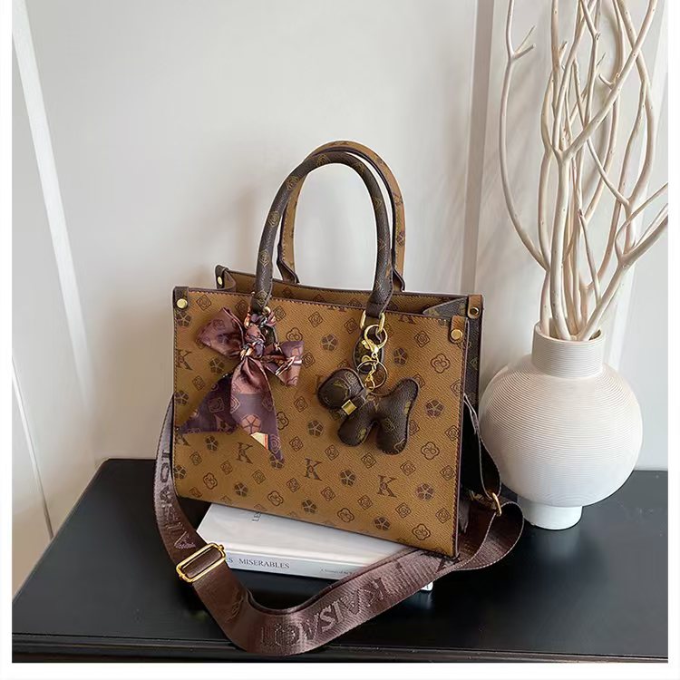 Single-shoulder crossbody bag with versatile style for women. Lightly luxurious and niche handbag with crossbody feature.