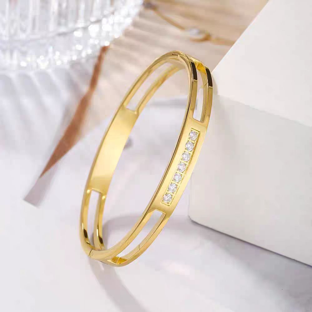 Luxury Brand Designer Jewelry Titanium Steel Bracelet Style Light Luxury Seven-Diamond Hollow Design bracelet Non-Fading Women's Bracel