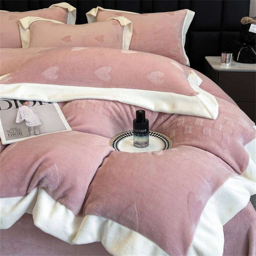 Carved Love Bedding Warm Milk Four-Piece Set Winter Duvet Thicken Coral Velvet Quilt Cover Bed Sheet Pillowcase H260312