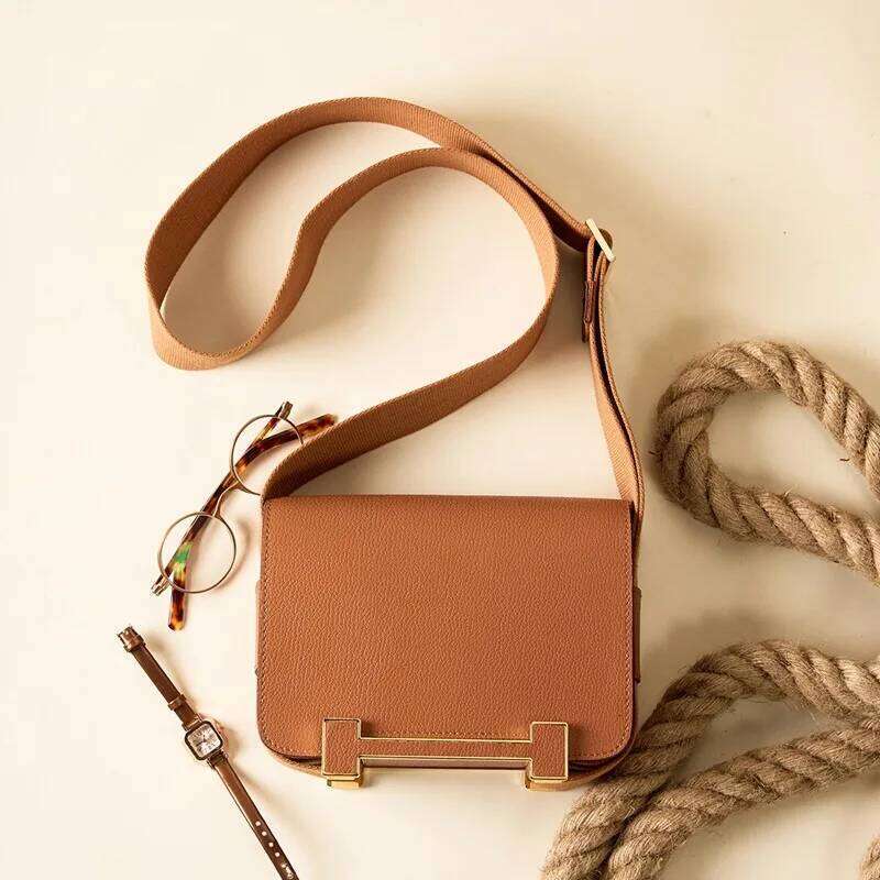 Fashionable Geta Wooden Sandal Luxury Sensation Genuine Leather Medium Square Crossbody Bag For Women Urban Simplicity Style