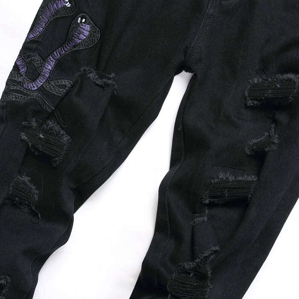 Men Snake Embroidery Jeans Streetwear Black Stretch Denim Pants Holes Ripped Distressed Slim Straight Trousers 26Y0312