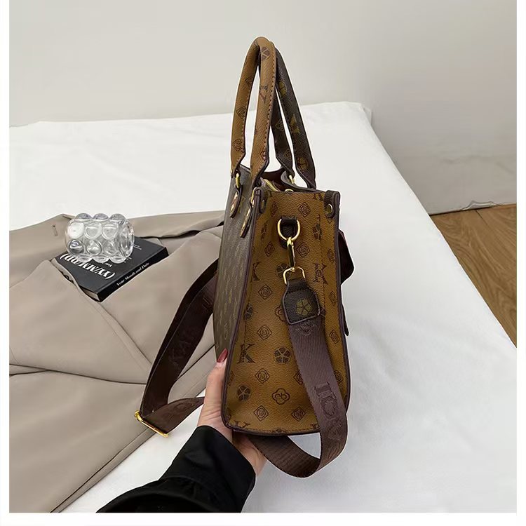 Single-shoulder crossbody bag with versatile style for women. Lightly luxurious and niche handbag with crossbody feature.