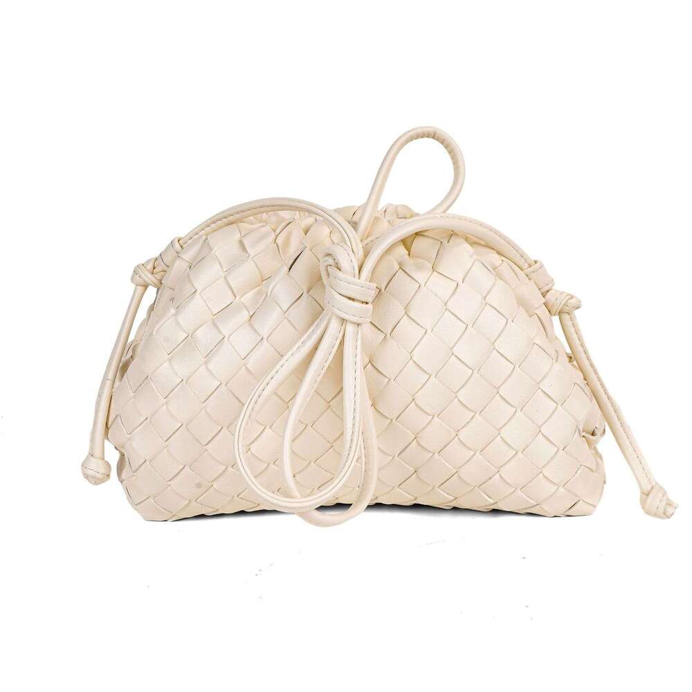 Cross-border large quantities of ready-made woven cloud new single-shoulder clip bags, niche design hot-selling crossbody bags