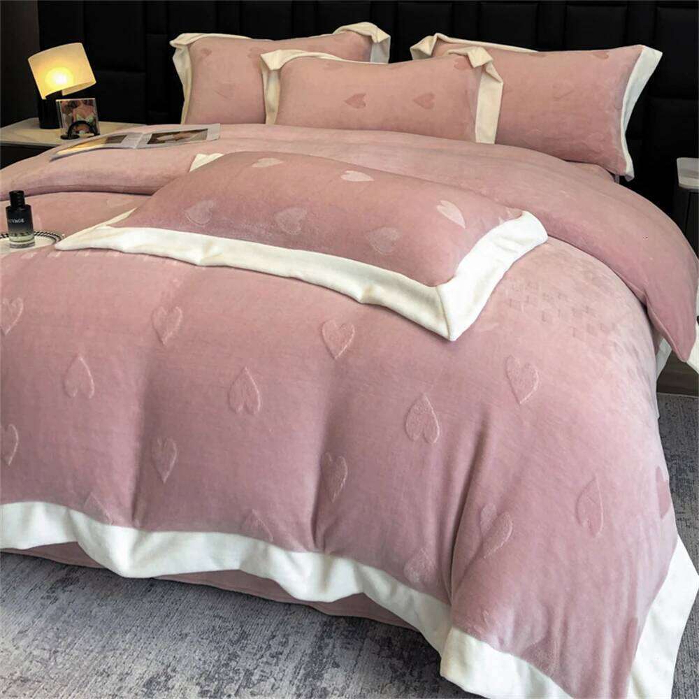 Carved Love Bedding Warm Milk Four-Piece Set Winter Duvet Thicken Coral Velvet Quilt Cover Bed Sheet Pillowcase H260312