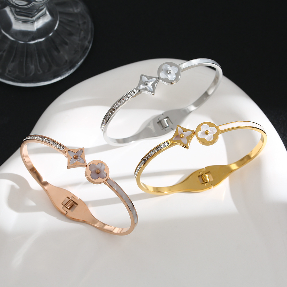 Bracelet Fashionable Four-Leaf Clover Mother-Of-Pearl Diamond-Embellished Bracelet, 18K Gold-Plated, Light Luxury Minimalist Design Titanium Steel Bra