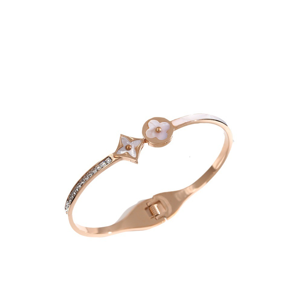 Bracelet Fashionable Four-Leaf Clover Mother-Of-Pearl Diamond-Embellished Bracelet, 18K Gold-Plated, Light Luxury Minimalist Design Titanium Steel Bra