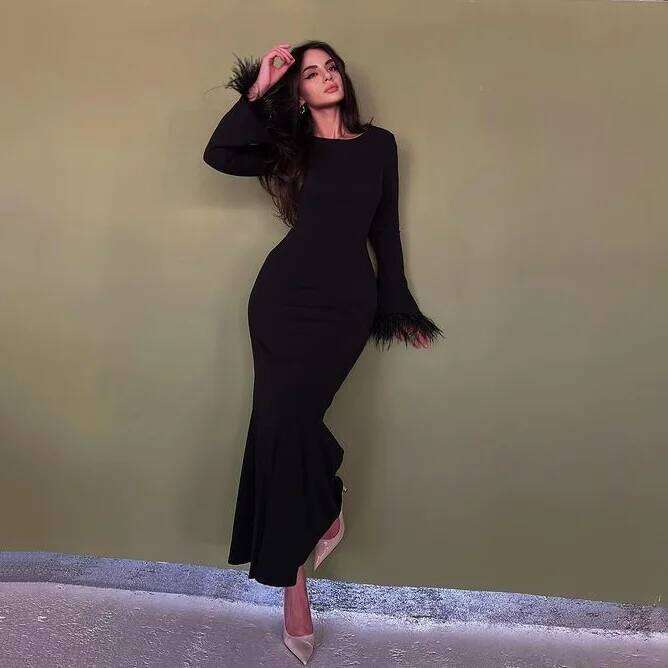 2023 European and American Feather Dress High-end Hip-covering Skirt Women's Knitted Long Sleeve Autumn Women C260312
