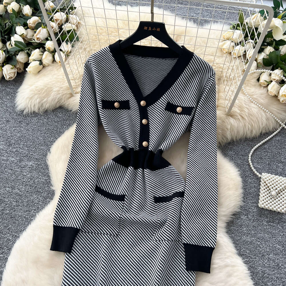 2026 French retro fashion high-end contrasting A15 V-neck dress with metal buckle waist and slim fit elegant diagonal fabric