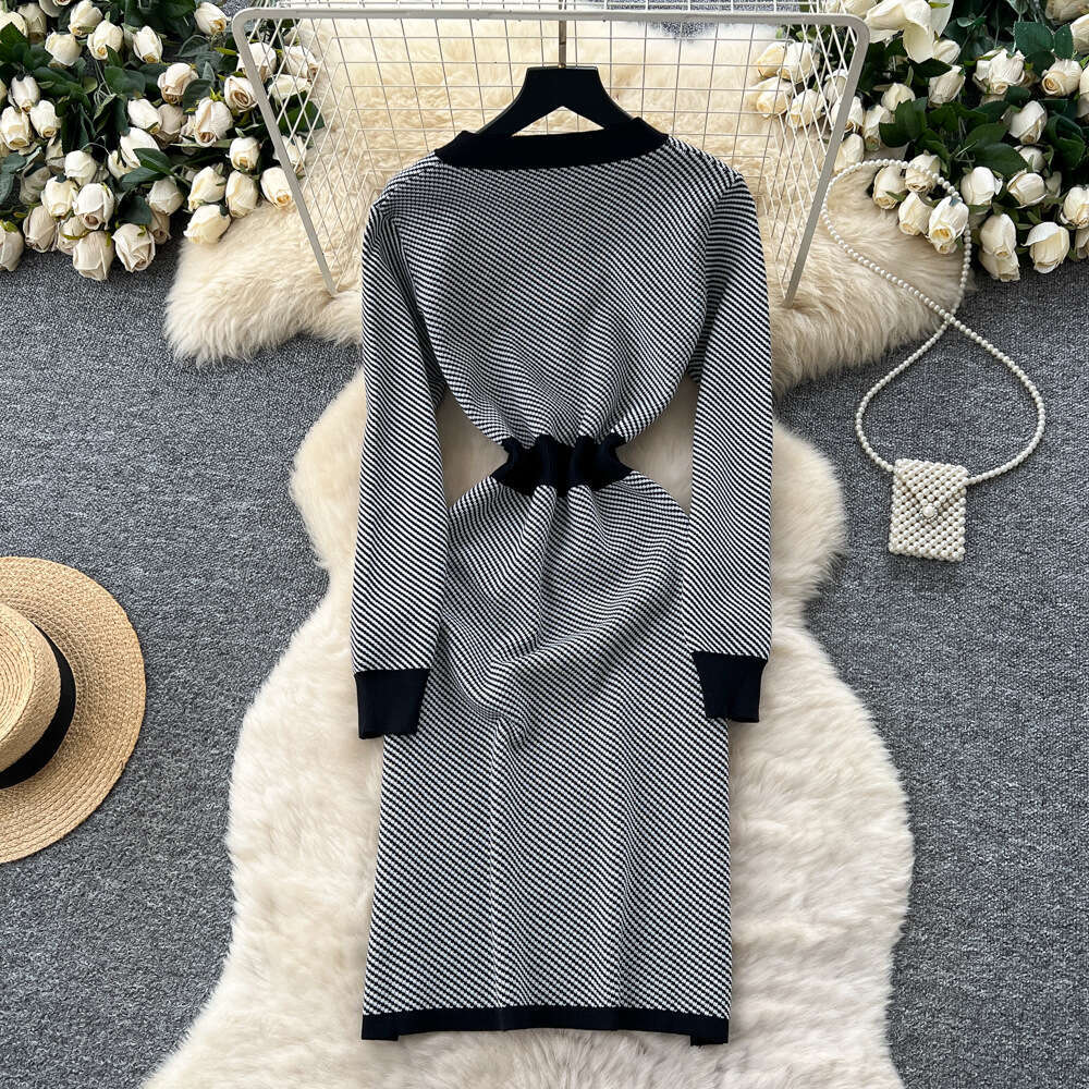 2026 French retro fashion high-end contrasting V-neck dress with metal buckle waist and slim fit elegant A17 diagonal fabric