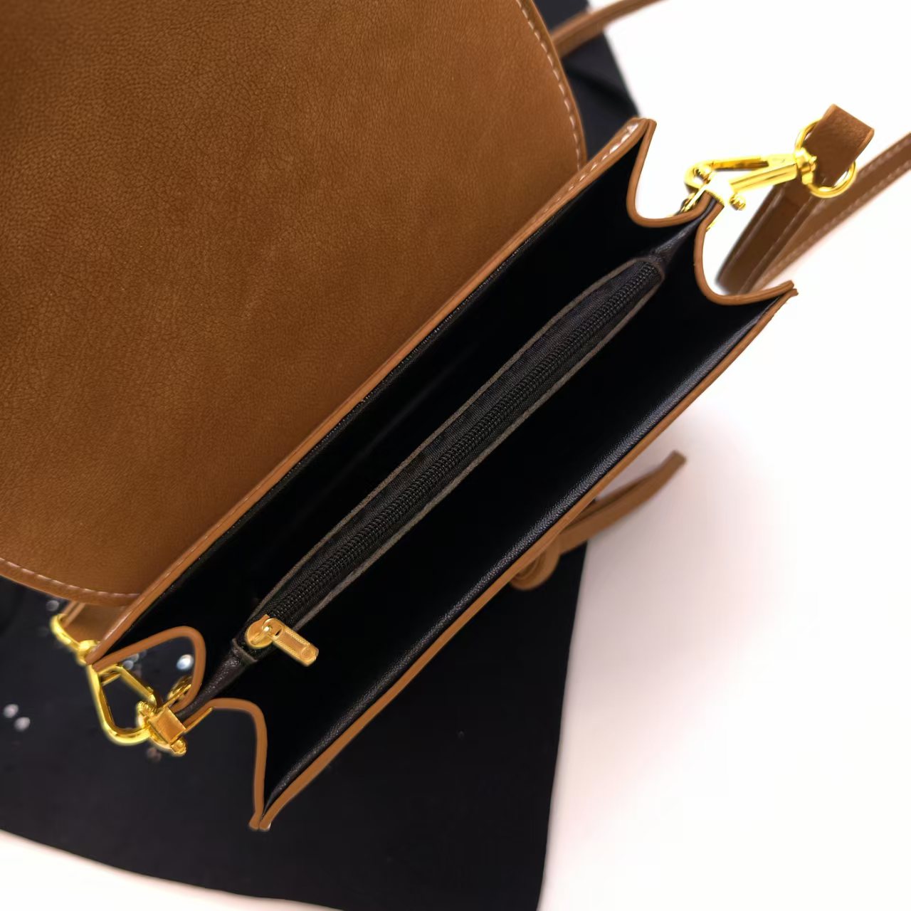 Chic Casual Accessory: Modern Womens Tote with Adjustable Strap
