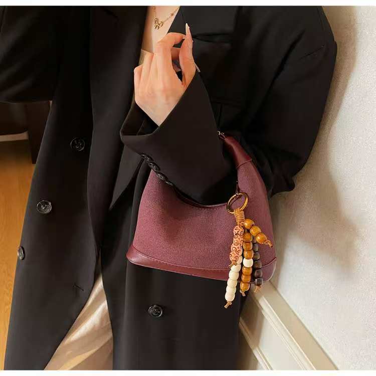 Chic Adjustable Strap Handbag Sleek Design & Compact Size