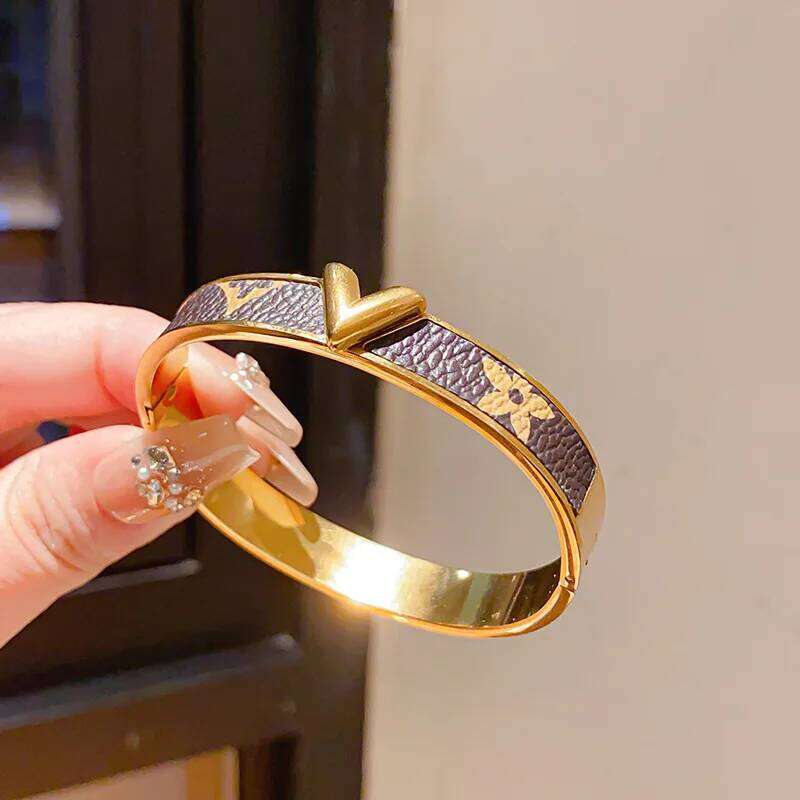 Retro Stainless Steel Leather Flower Letter V Buckle Bracelet Simple Fashion Niche High End Feeling Hand Jewelry - view 3