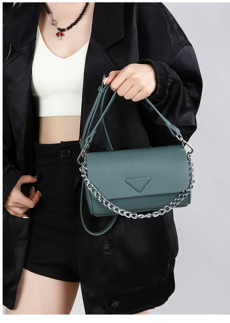 Stylish Adjustable Crossbody Tote for Ladies: Compact Yet Spacious
