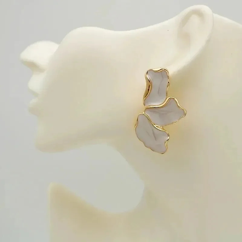 Metal Flower Cream Stud Earrings for Women Fashion Gold Color Plating Irregular Post Heavy n Statement Earring 260309