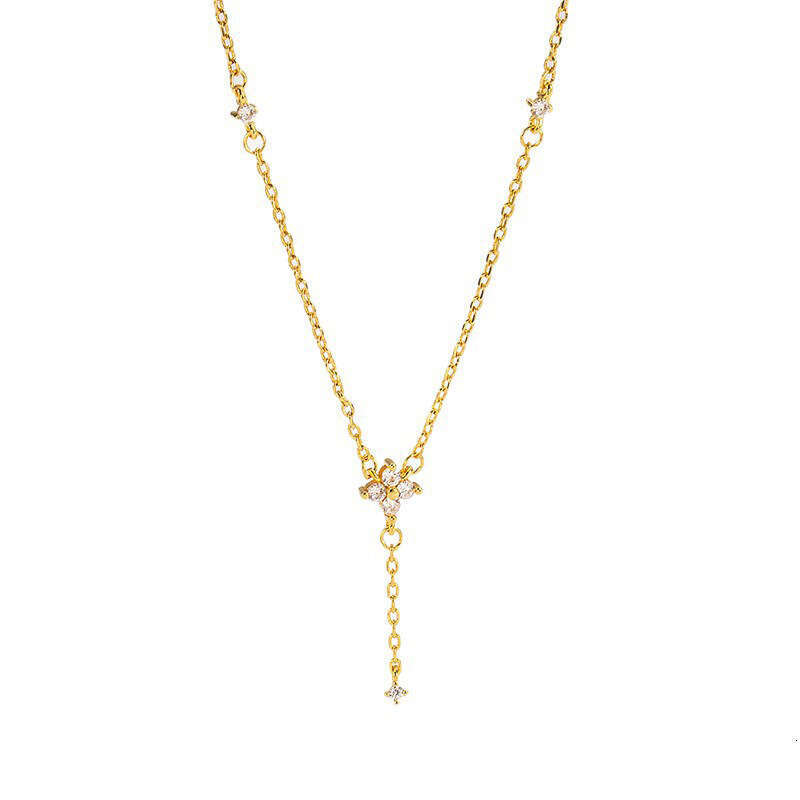 Luxury Fashionable Four Leaf Clover Pendant Necklace Versatile Finery for Women Exquisitely Crafted Textured Chain Light Adornment Elegant Delicate Je
