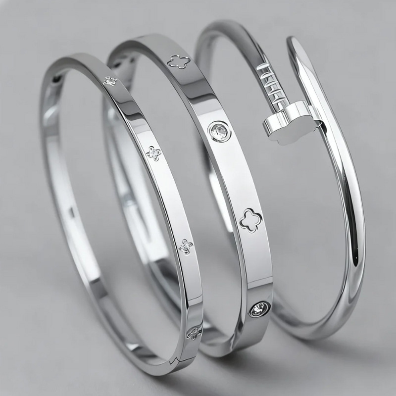 2026 designer waterproof bracelet, titanium steel, versatile flower design, plated with 18K gold