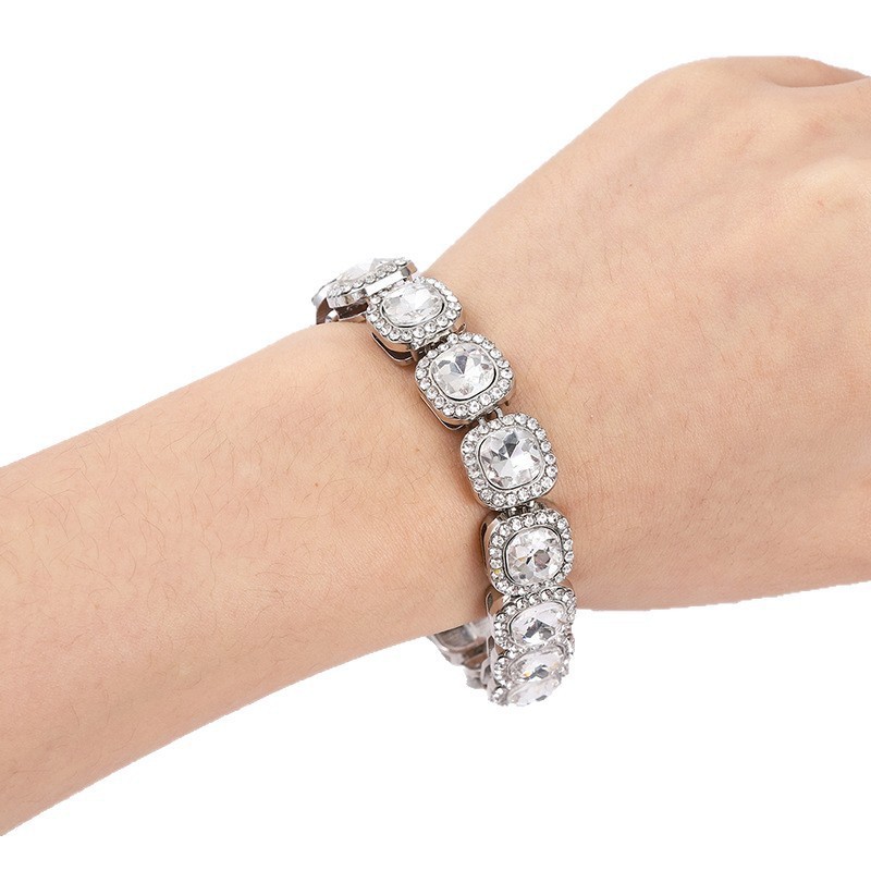 Charming Golden Halo Oval Chain Bracelet With Minimalist Design Perfect For Layering And Gift Giving Fashionable Exquisite Bracelets