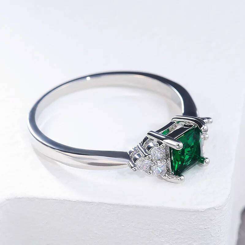 Huitan Simple Minimalist Style Finger Modest Design With Cute Green Cubic Zircon Stone Proposal Engagement Rings For Girl H260312