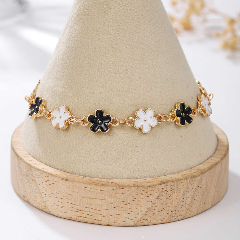 Women Jewelry Bracelets Charm Bracelets New Arrival Oil-Drip Four-Leaf Clover Minimalist Daily Wear High-Quality Versatile Bracelet