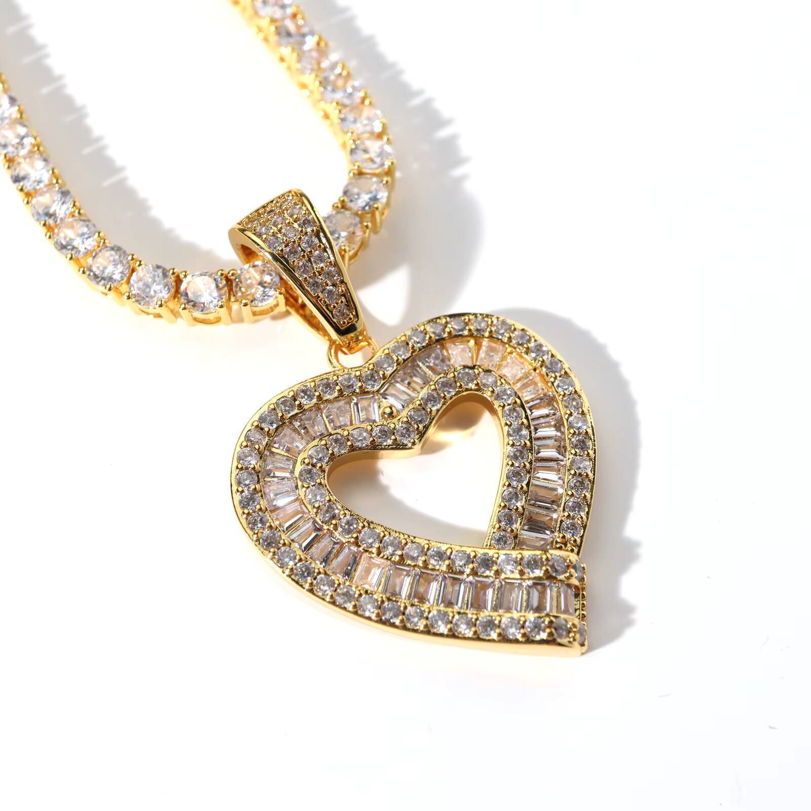 Top ICY Fashion Hip Hop Baguette Heart Pendants for Necklace Couples Men and Women love Romantic Iced Out Pendant Necklace