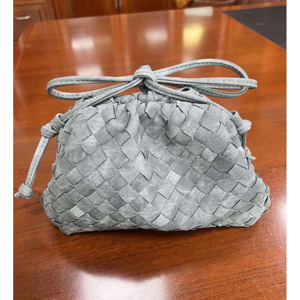 Cross-border large quantities of ready-made woven cloud new single-shoulder clip bags, niche design hot-selling crossbody bags