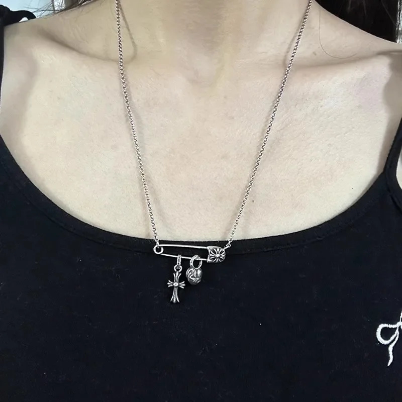 S925 Sterling Silver Retro and Old Peach Heart Cross Pin Necklace European and American Mens and Womens Personalities 260311