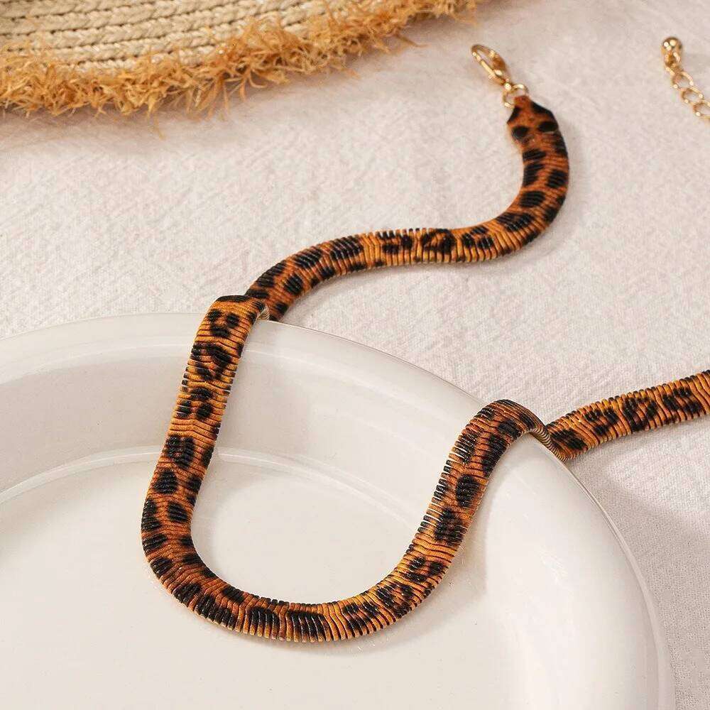 Exaggerated Retro Temperament Leopard Print Necklace for Women 2025 New Fashion Jewelry Accessory H260312