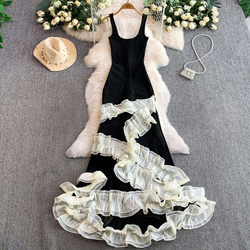 Designer, internet celebrity, niche, stunning, sweet, pleated, spliced knit women's vest, holiday style, slim and elegant