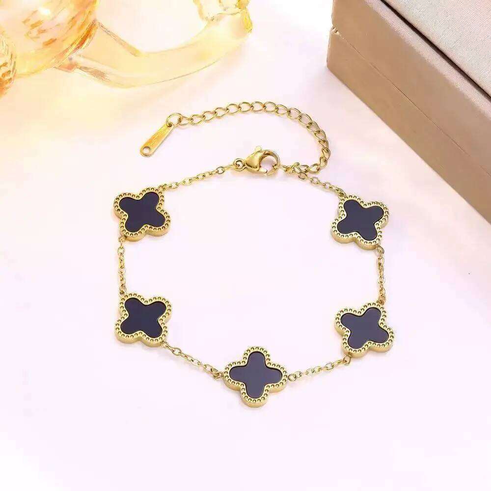 Fashionable and Elegant 18K Gold-Plated Stainless Steel Four-Leaf Clover Bracelet with Mother-of-Pearl Single-Sided Design Z260313