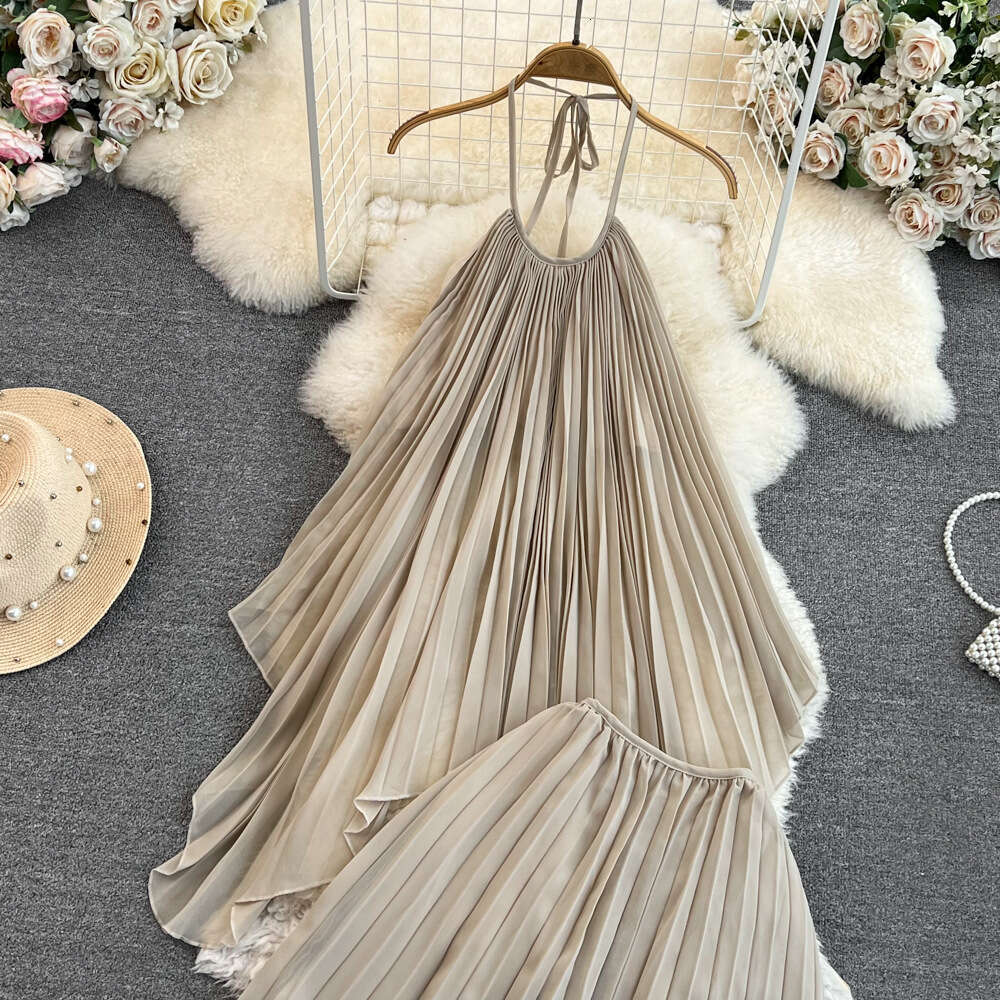 Designer fashion women's two-piece set with exposed shoulders, loose fit, high waist, a24 slim fit, A-line pleated skirt, wide hem