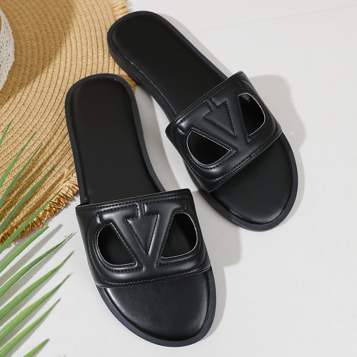 2026 V-shaped Women's Outdoor Slippers, 2026 Hot-selling Summer Fashion Versatile Flat Women's Sandals With Soft Soles Luxury For Vacation