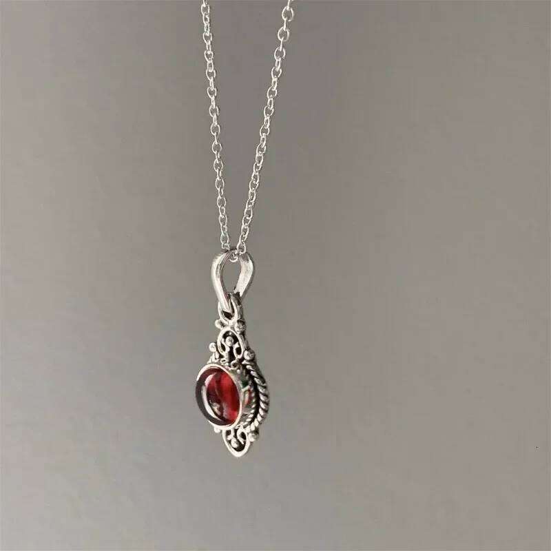 Vintage Bohemian Garnet Pendant for Women Creative Gorgeous Carved Red Personalized Necklace Jewelry Accessories H260312