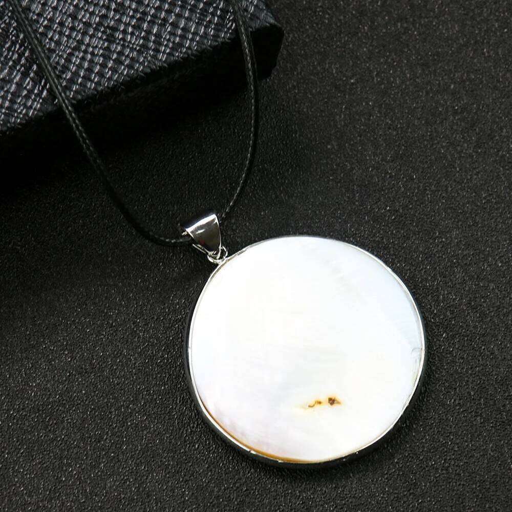 Natural Shell Tai Ji Yin Yang for Women Men Classic Black White Chinese Taoism Signs Pendant Necklace Jewelry Gift H260312