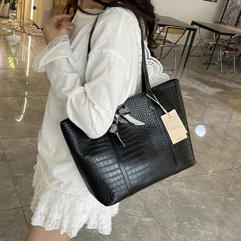 MOODS Crocodile Pattern Women Bag Big Capacity Shopping Shoulder Totes Pure Color Soft PU Leather 2025 Latest Handbag With Scarf 260303