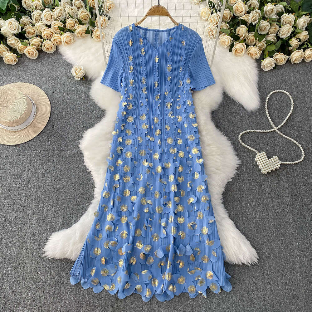 2026 designer women's V-neck pleated summer heavyweight A19 gold three-dimensional flower design for age reduction and slimming long style