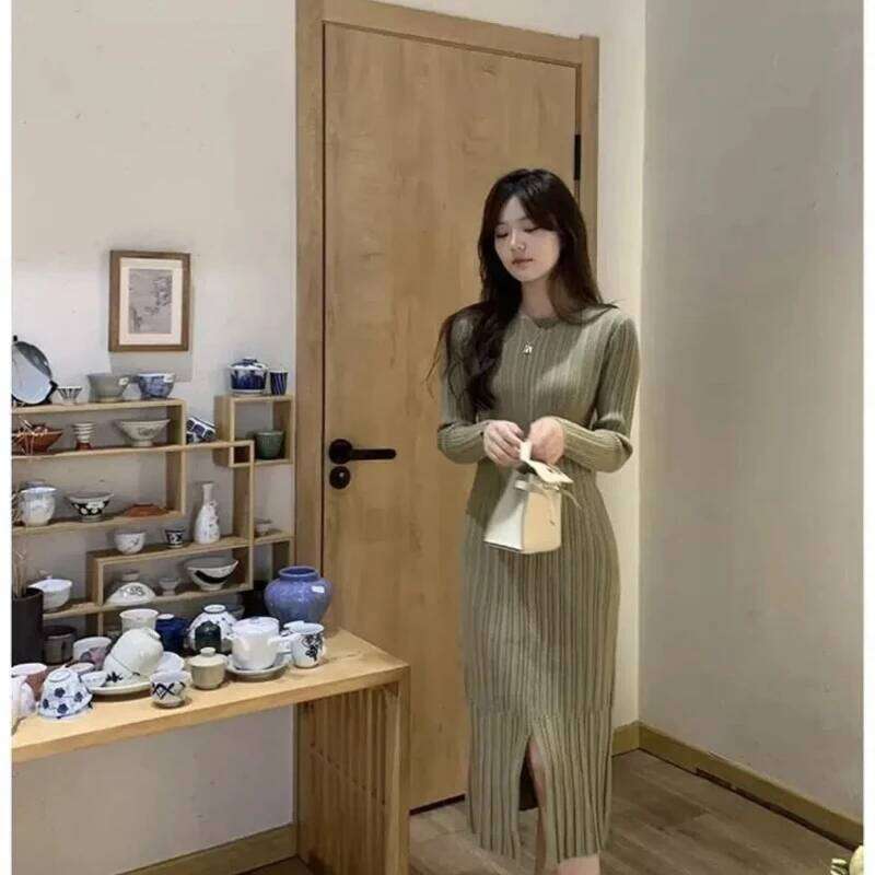 Minimalist Round Neck Knitted Dress Women in Autumn and Winter Maillard Temperament Waist Cinching Base Hip Hugging Fur Skirt Z260314