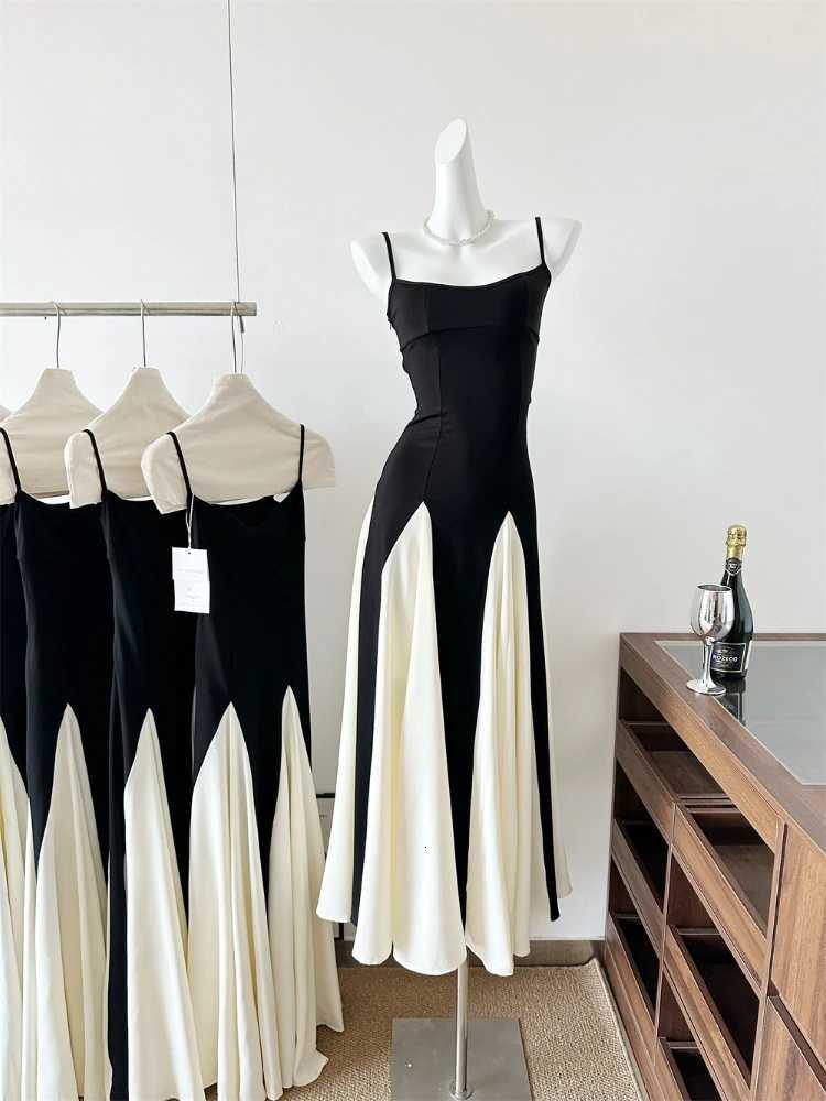 2025 Women Fashion Pleated Ruffle Hem Lace Dresses Sexy Bustier Backless Halter A-Line Dresses Sexy Lady Maxi Beach Party GownsT260314