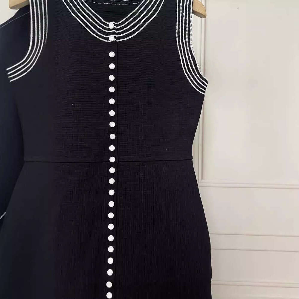 2026 designer's new French women's style striped round neck single breasted sleeveless knitted black dress