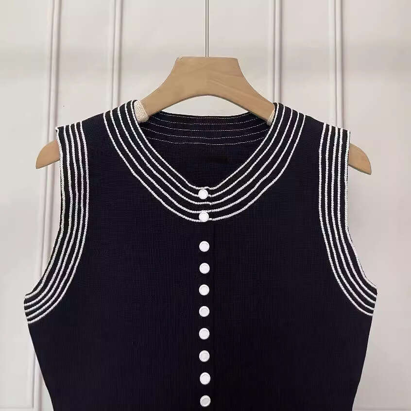 2026 designer's new French women's style striped round neck single breasted sleeveless knitted black dress